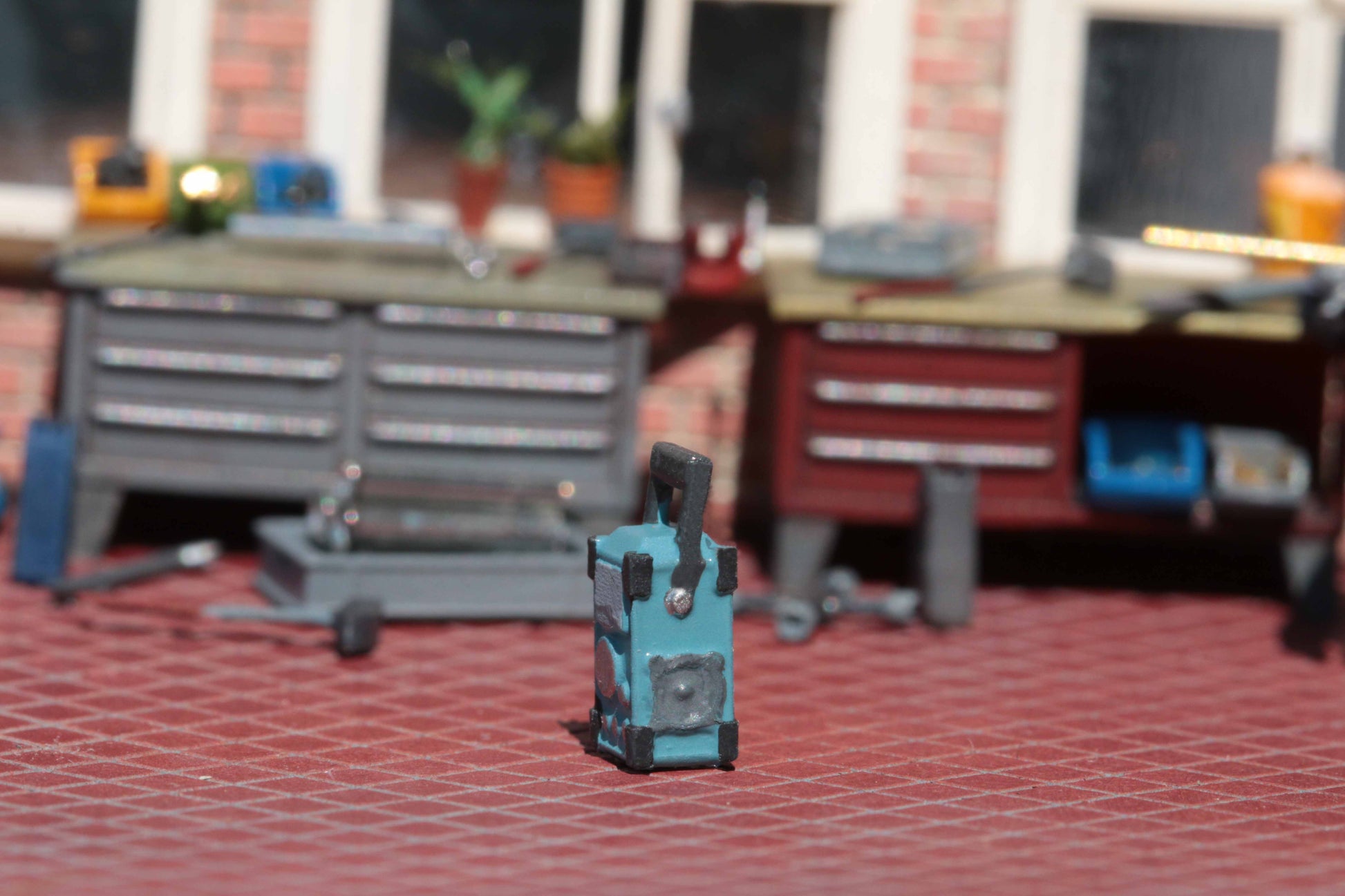 Ein Baustellenradio von DorrModellbau steht in einer Modellwerkstatt im Maßstab H0 1:87