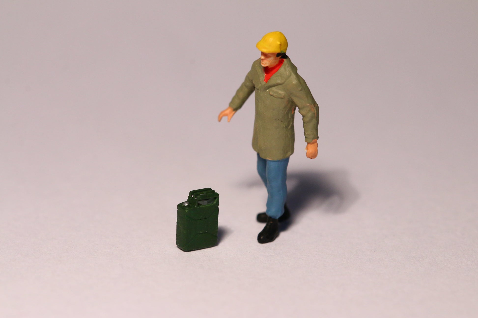 masstabsgestreuer Modell Benzinkanister in H0 1 87 mit Figur