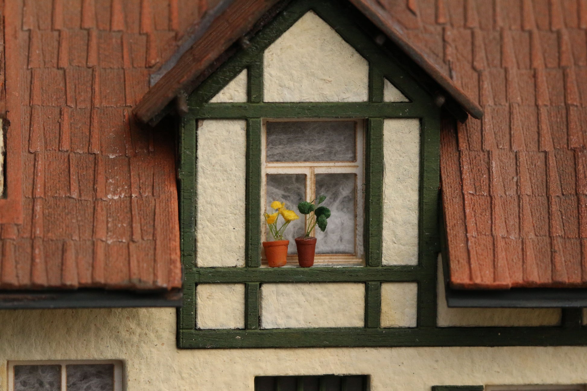 Fensterbrett eines MBZ Gebäudes mit Dorr Modellbau Blumentopf im Maßstab H0 1:87