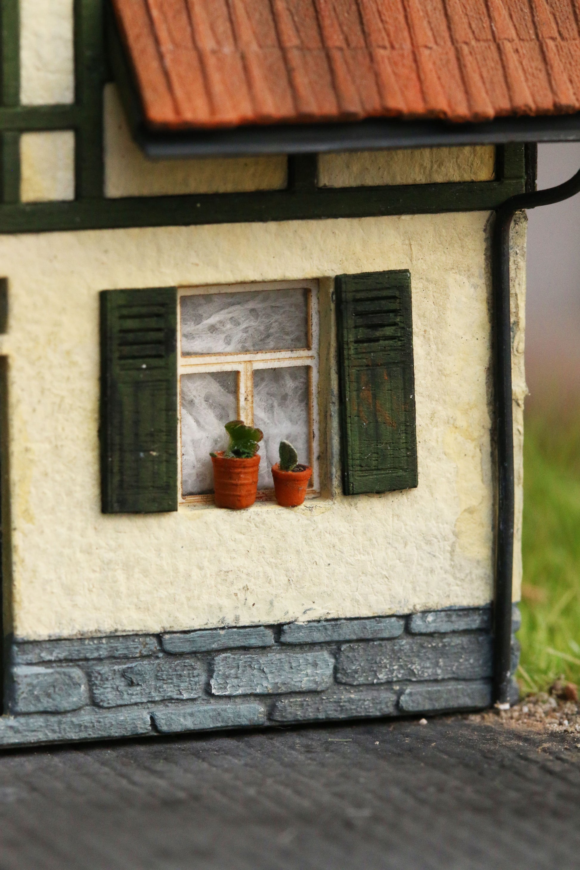 Modelleisenbahn Gebäude von MBZ Maßstab H0 1:87 mit Dorr Modellbau Blumentöpfen auf der Fensterbank