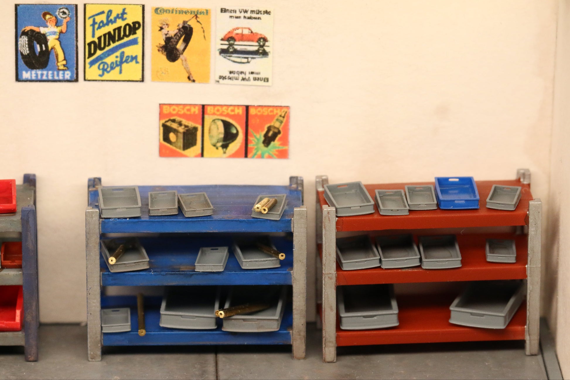 Dorr Modellbau Euroboxen als detaillierte Einrichtung einer Werkstatt im Maßstab H0 1:87