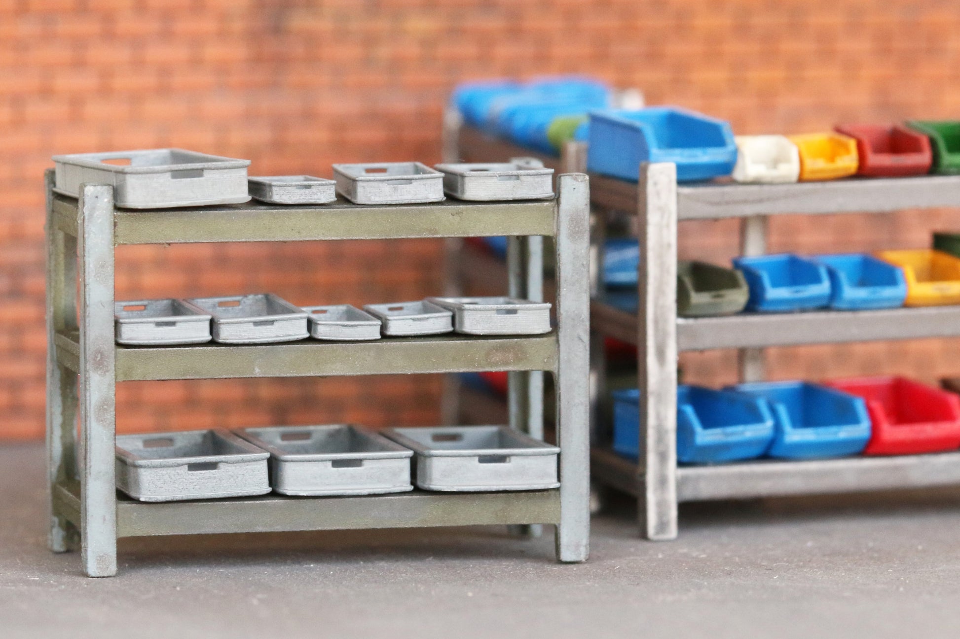 Dorr Modellbau Euroboxen stehen auf einem Regal im Maßstab H0 1:87