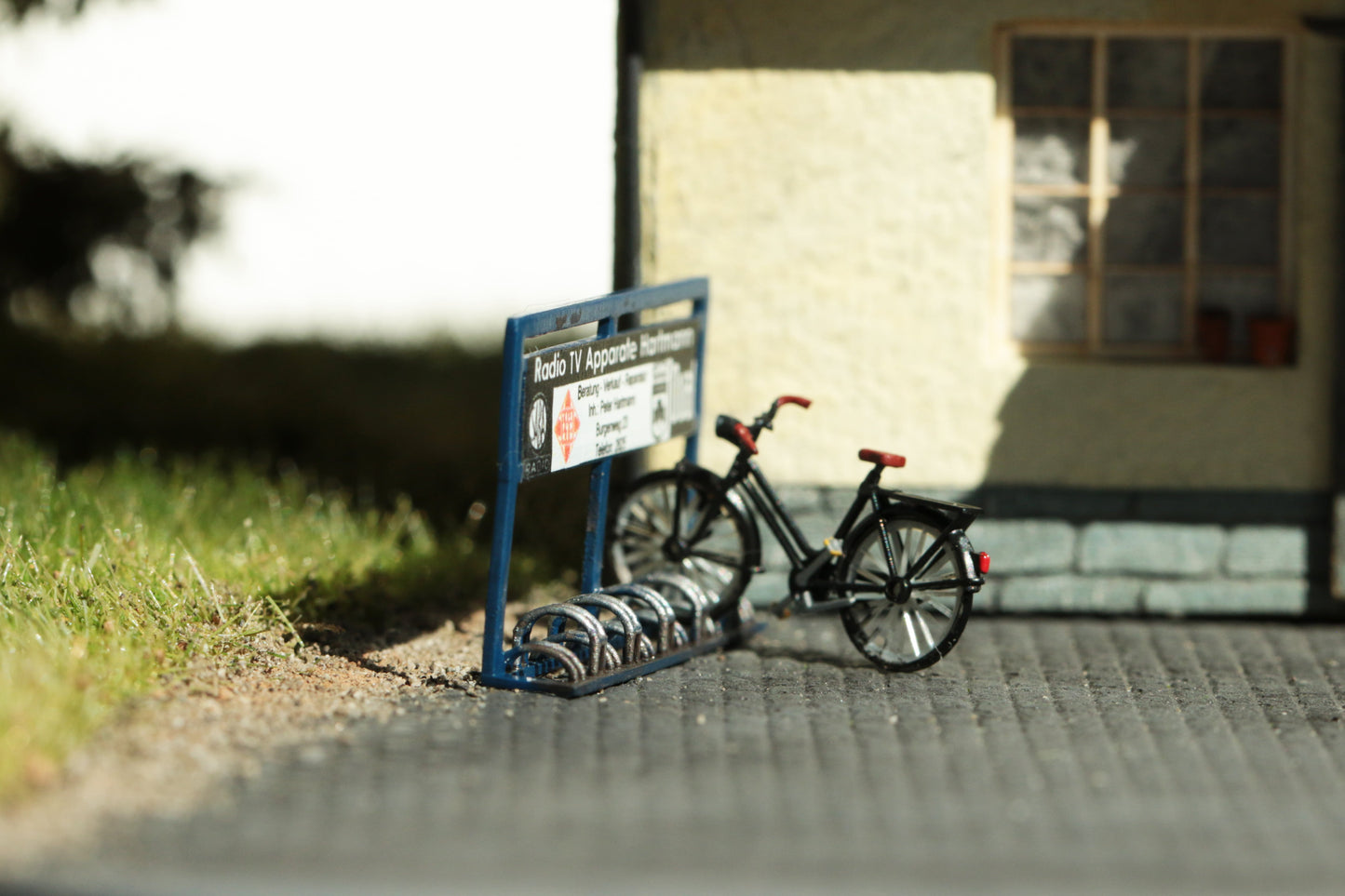 Maßstabsgetreuer Bausatz von Dorr Modellbau für Fahrradständer  mit Werbetafel eines lokalen fiktiven Elektronikhandels