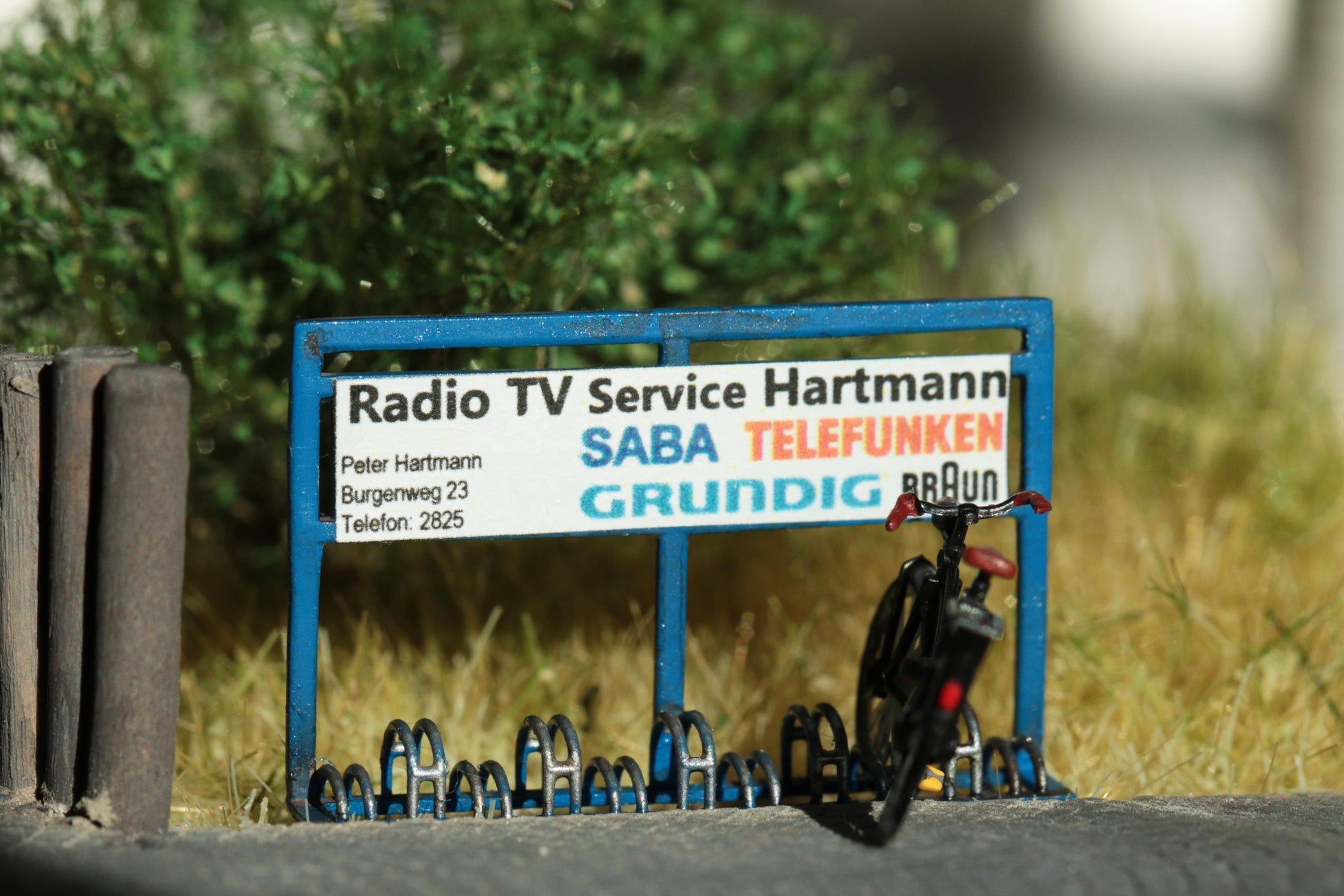 Dorr Modellbau Maßstabsgetreuer Bausatz für Fahrradständer  mit Werbetafel eines lokalen fiktiven Elektronikhändlers im Maßstab H0 (1:87)