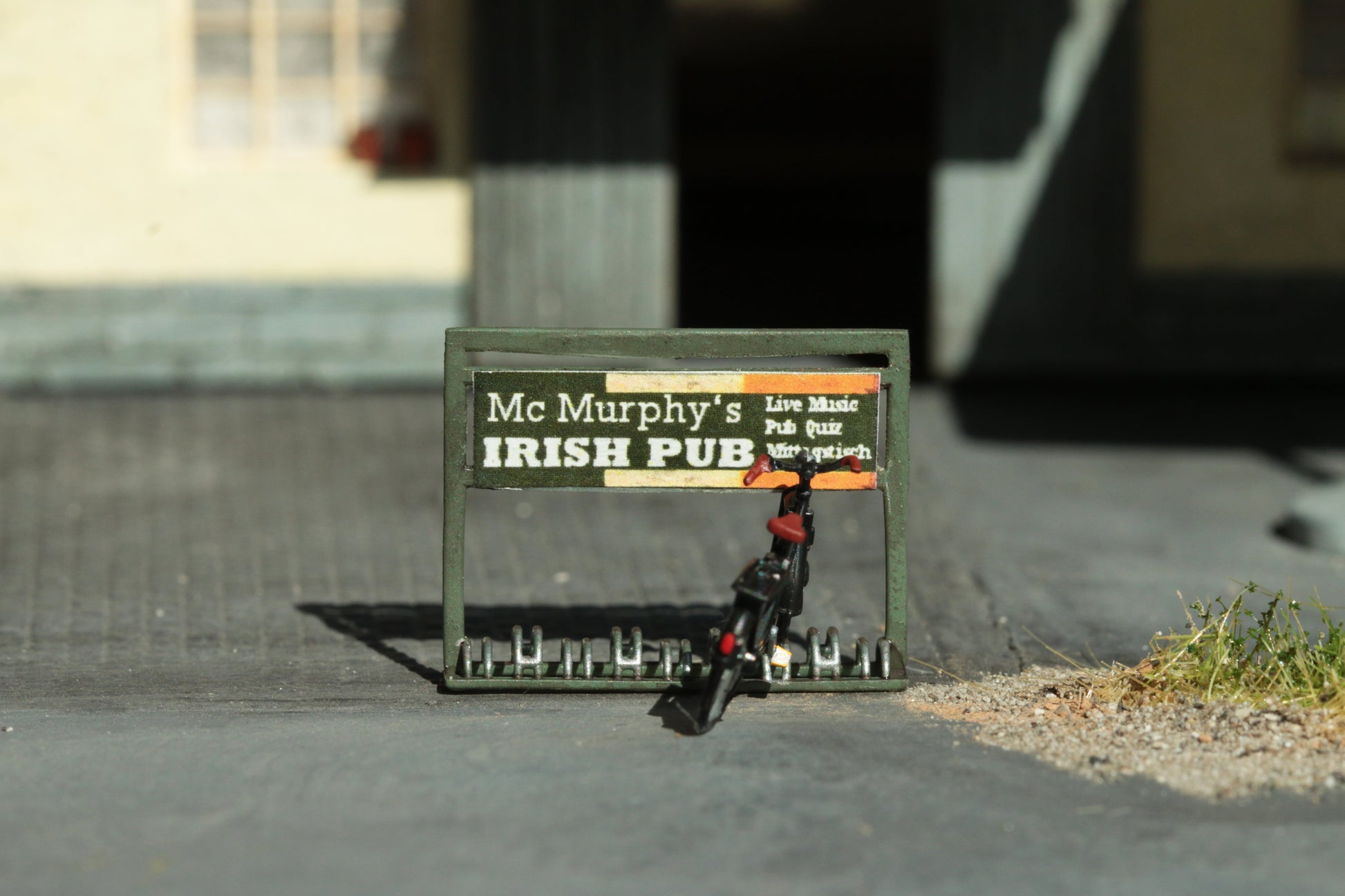 Maßstabsgetreuer Bausatz für Fahrradständer  mit Werbetafel eines lokalen fiktiven Irish Pubs im Maßstab H0 (1:87) von Dorr Modellbau