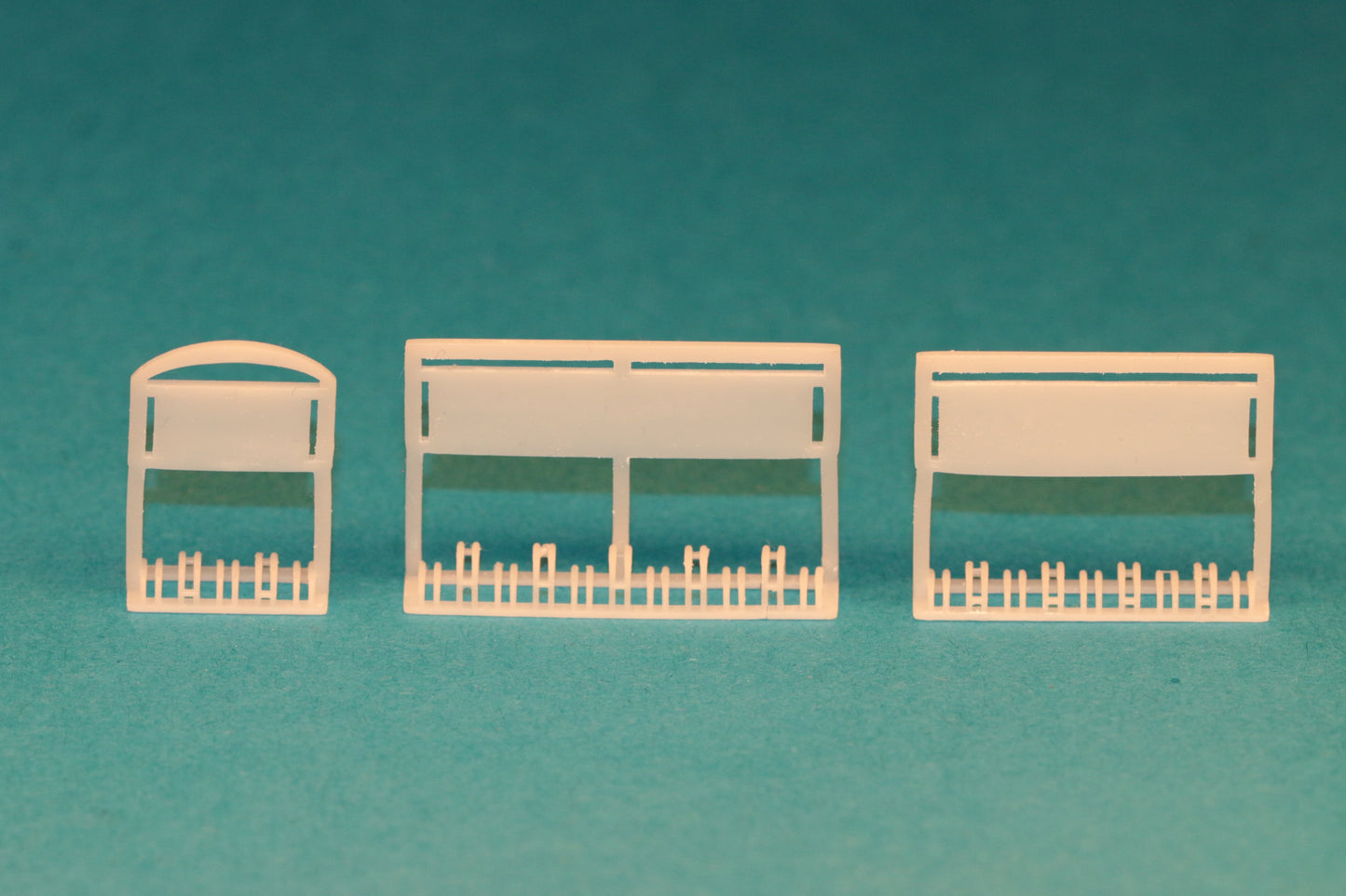 Lieferumfang Dorr Modellbau Maßstabsgetreuer Bausatz für drei Fahrradständer mit Werbetafel im Maßstab H0 (1:87)