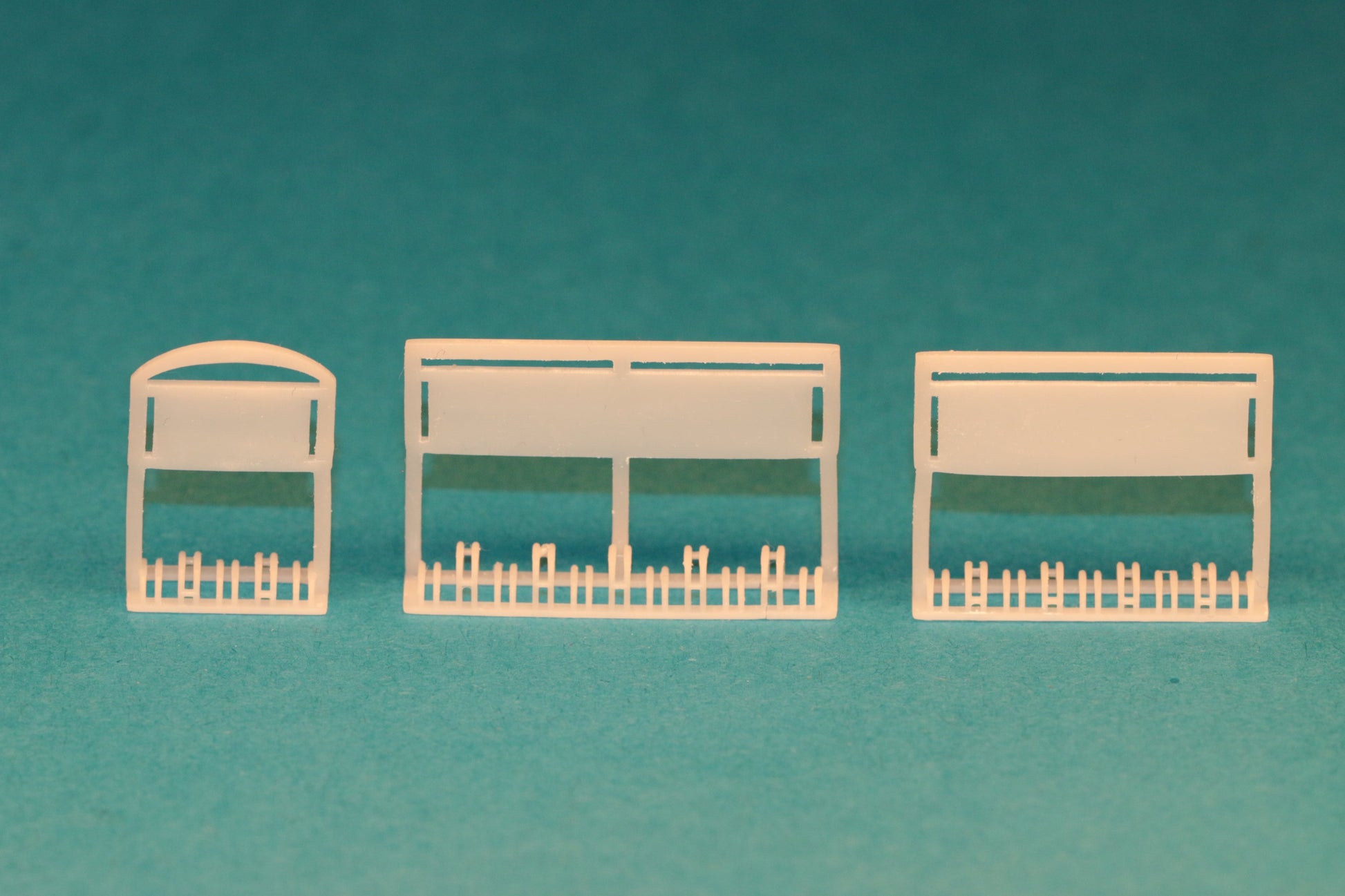 Lieferumfang Dorr Modellbau Maßstabsgetreuer Bausatz für drei Fahrradständer mit Werbetafel im Maßstab H0 (1:87)