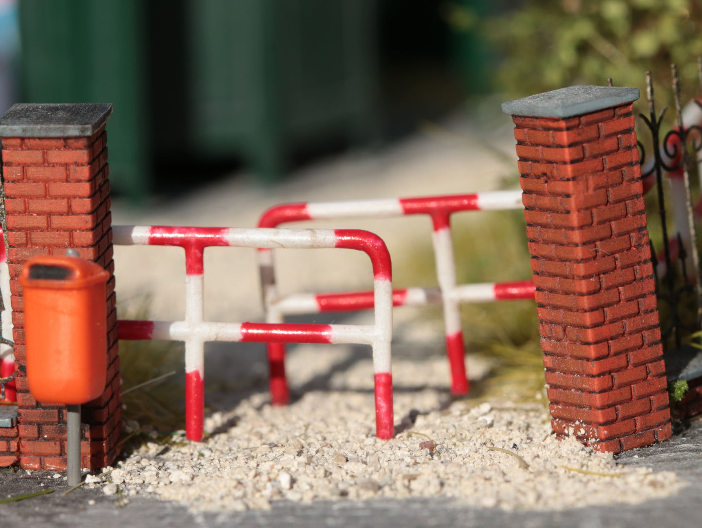 Fussgängersperren am Eingang zu einem Park auf einem Diorama von DorrModellbau