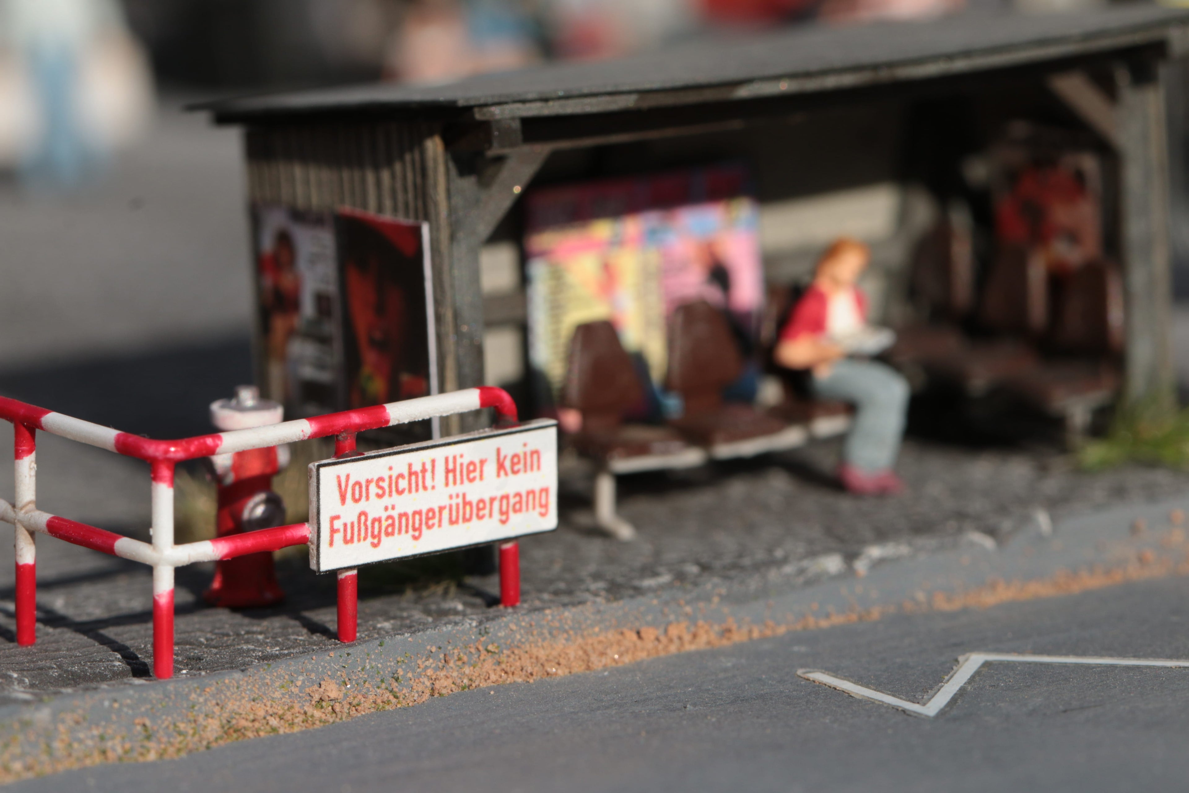 Fussgängersperren auf einem Diorama von DorrModellbau