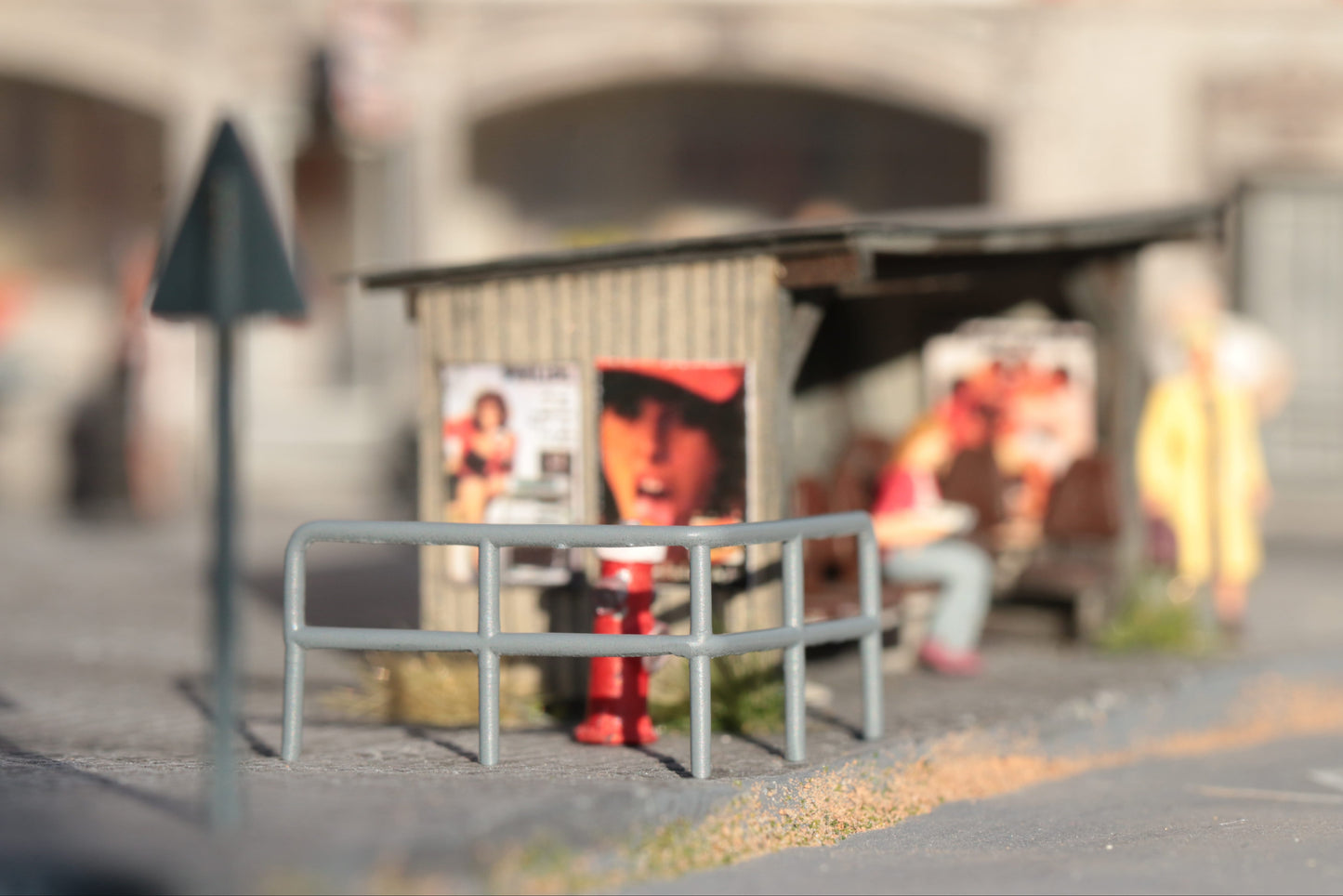 Fussgängersperren vor einer Bushaltestelle auf einem Diorama von DorrModellbau