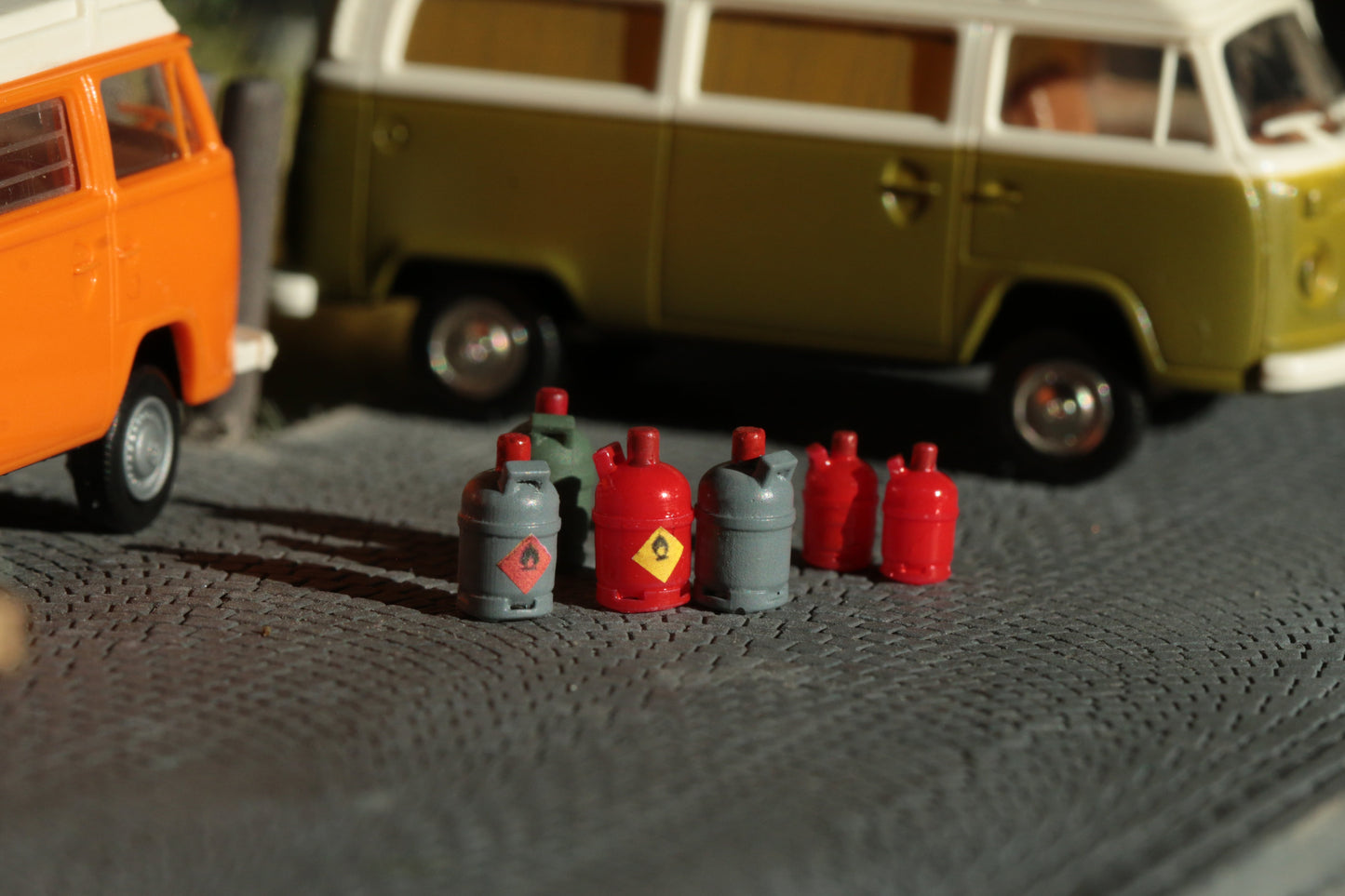 vor zwei Brekina VW T2 Westfalia Campingbullis stehen Gasflaschen von DorrModellbau in H0