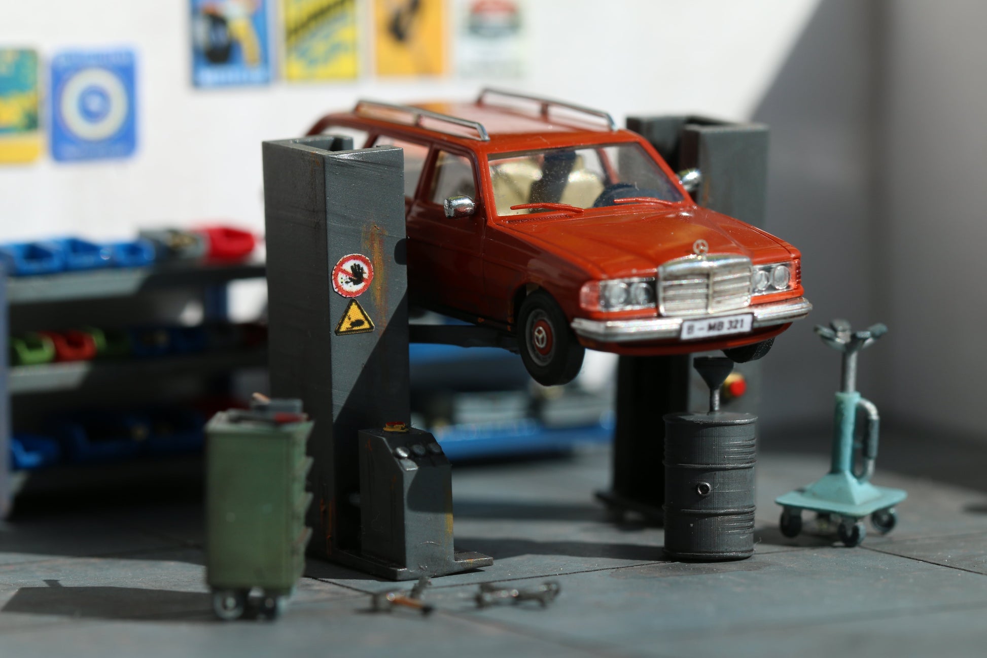 Hebebühe von Dorr Modellbau in H0 (1:87) mit Mercedes S123 T-Modell