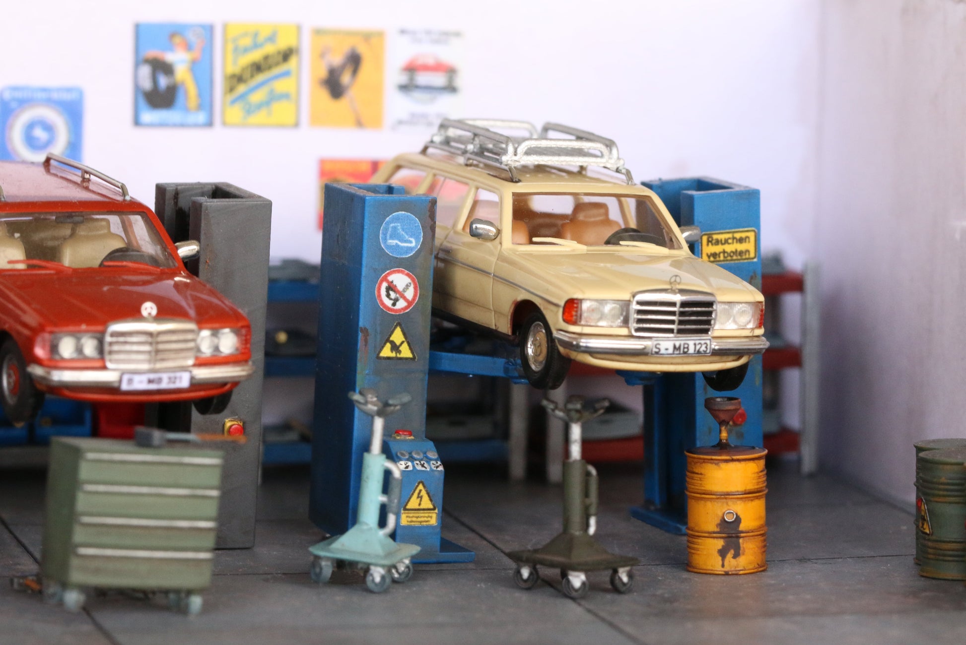 Hebebühen von Dorr Modellbau im Maßstab 1:87 in einer Autowerkstatt