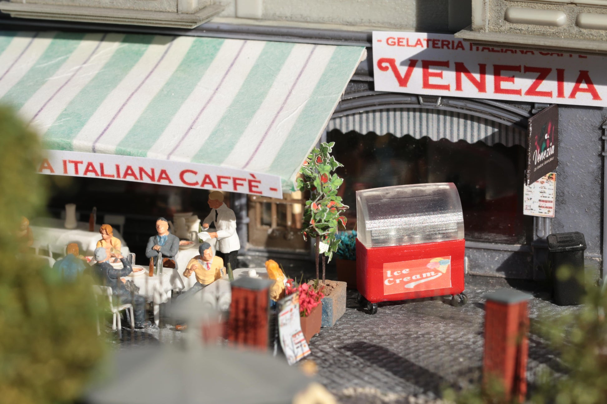 Eistheke von Dorrmodellbau vor dem Modell eines italienischen Eiscafes im Maßstab H0