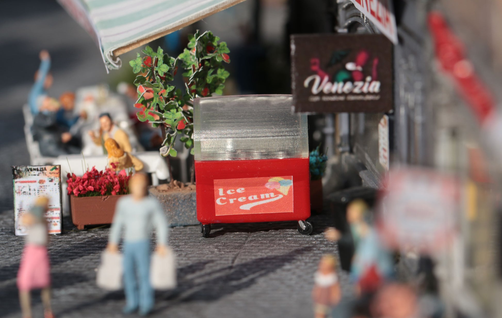 Eistheke von Dorrmodellbau vor dem Modell eines italienischen Eiscafes im Maßstab H0