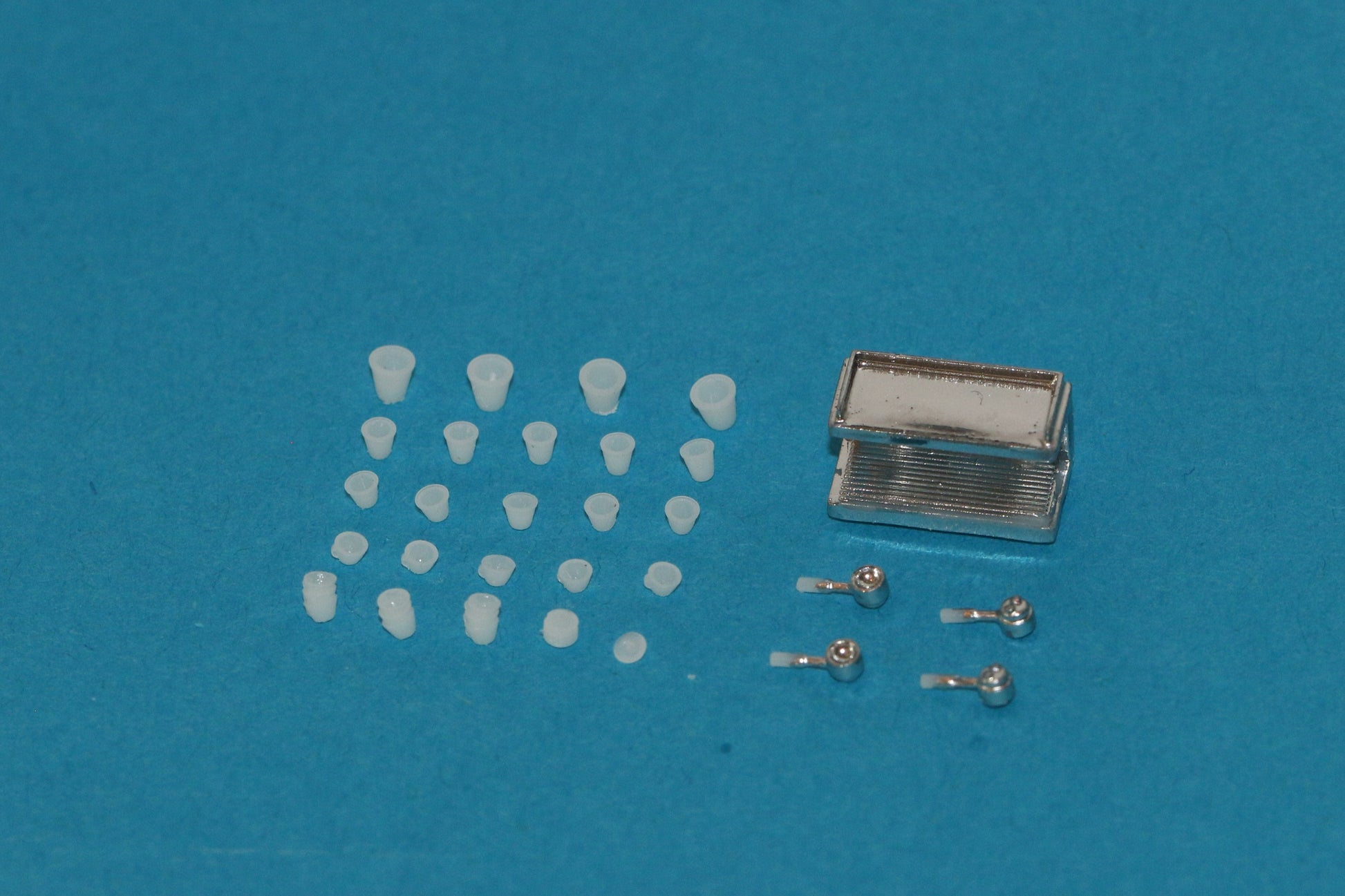 Lieferumfang Maßstabsgetreuer Modellbausatz einer Siebträger Kaffeemaschine in H0 1:87 von Dorr Modellbau