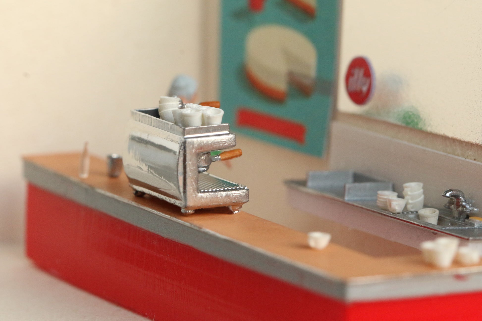 Maßstabsgetreuer Modellbausatz einer Siebträger Kaffeemaschine in H0 1:87 von Dorr Modellbau