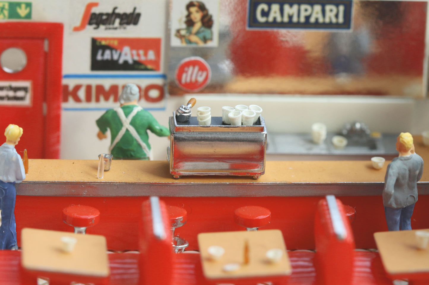 Maßstabsgetreuer Modellbausatz einer Siebträger Kaffeemaschine in H0 1:87 von Dorr Modellbau zur Einrichtung eines Cafes