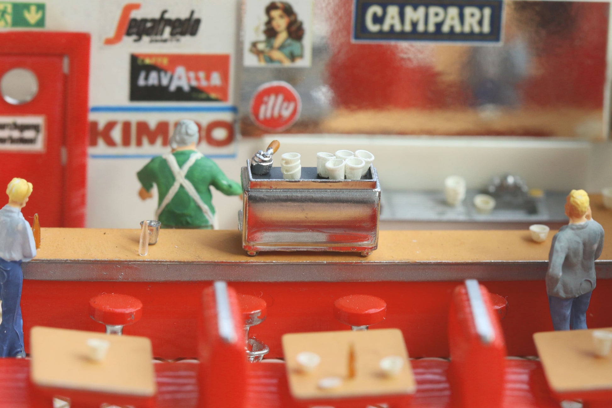 Maßstabsgetreuer Modellbausatz einer Siebträger Kaffeemaschine in H0 1:87 von Dorr Modellbau zur Einrichtung eines Cafes