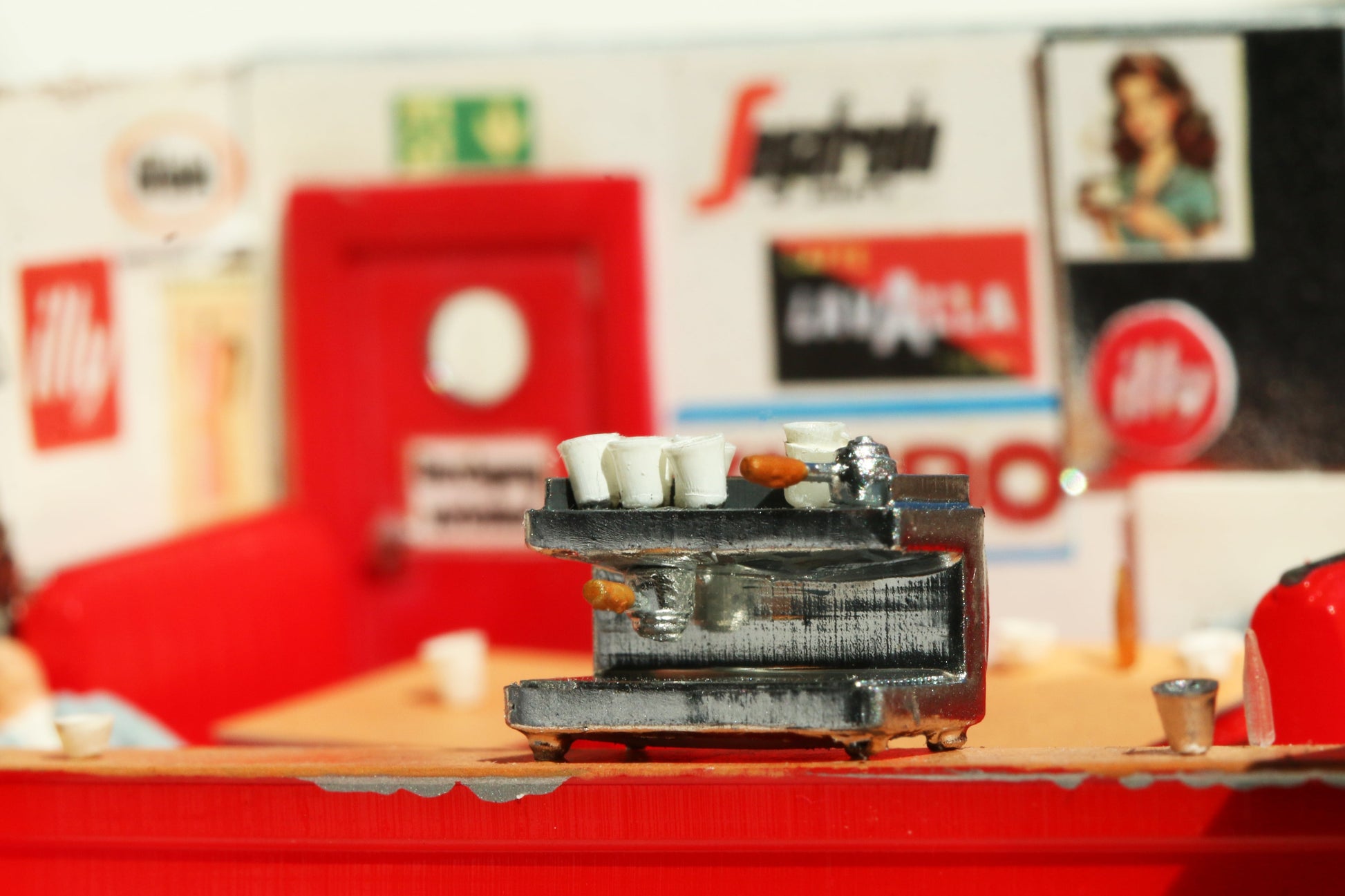 Detaillierter Modellbausatz für eine Siebträger Kaffeemaschine von Dorr Modellbau im Maßstab 1:87 H0