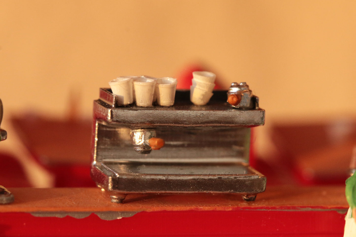 Abendstimmung im Cafe - hochdetaillierte Siebträger Kaffeemaschine von Dorr Modellbau im Maßstab H0 1:87