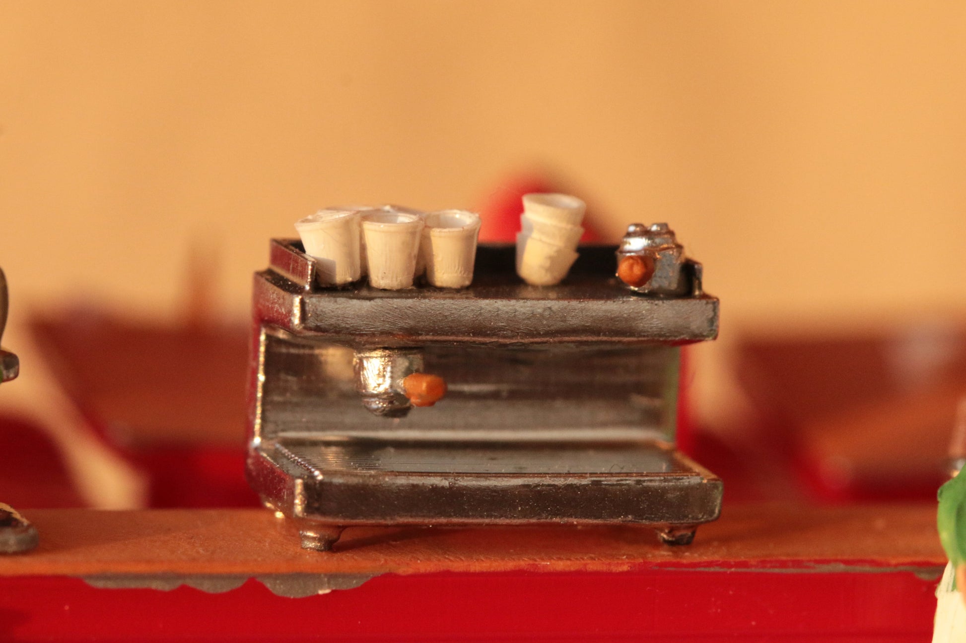 Abendstimmung im Cafe - hochdetaillierte Siebträger Kaffeemaschine von Dorr Modellbau im Maßstab H0 1:87