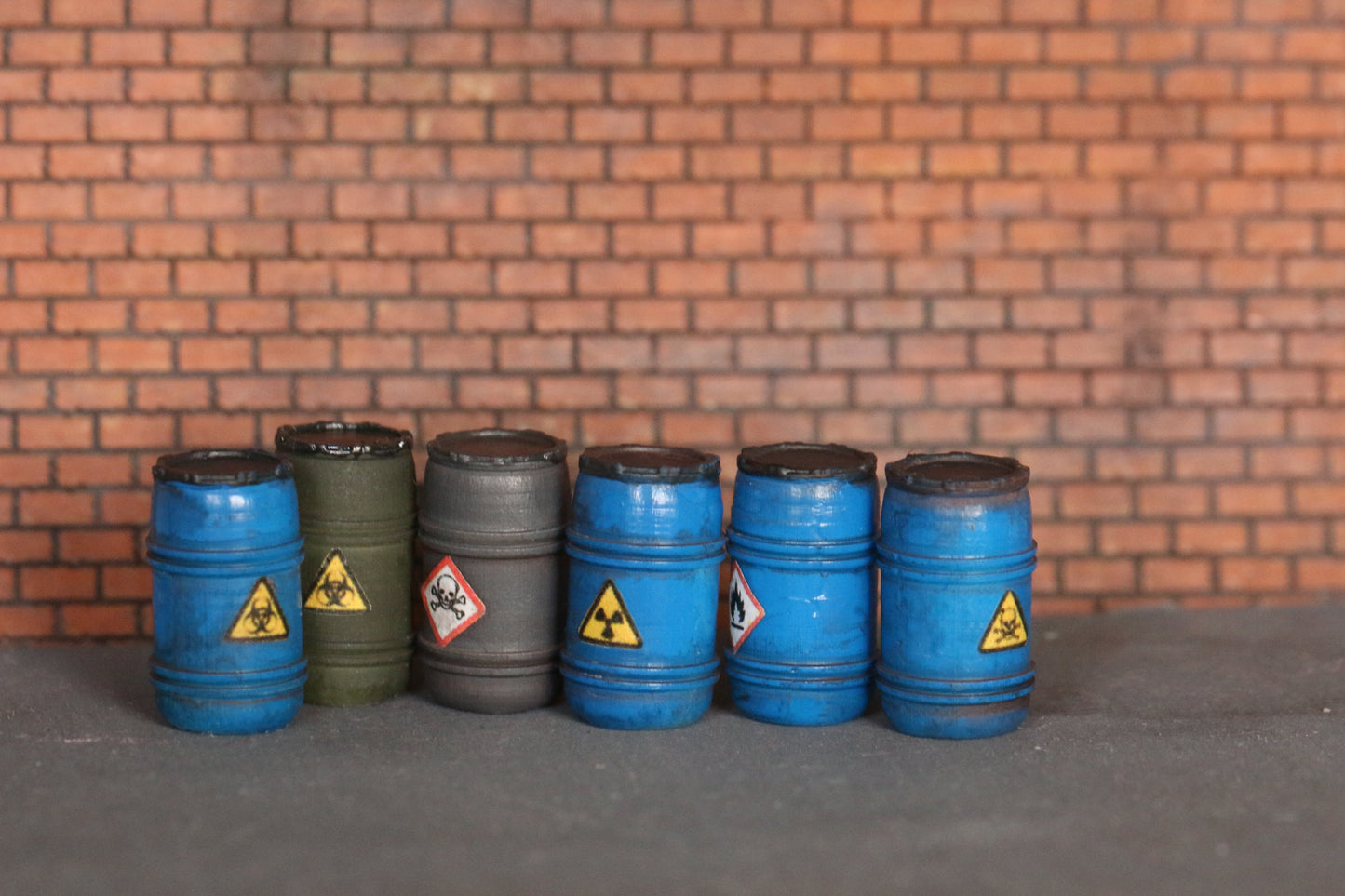 Kunststofffässer in verschiedenen Farben lackiert mit Warnetiketten - Dorr Modellbau Bausatz