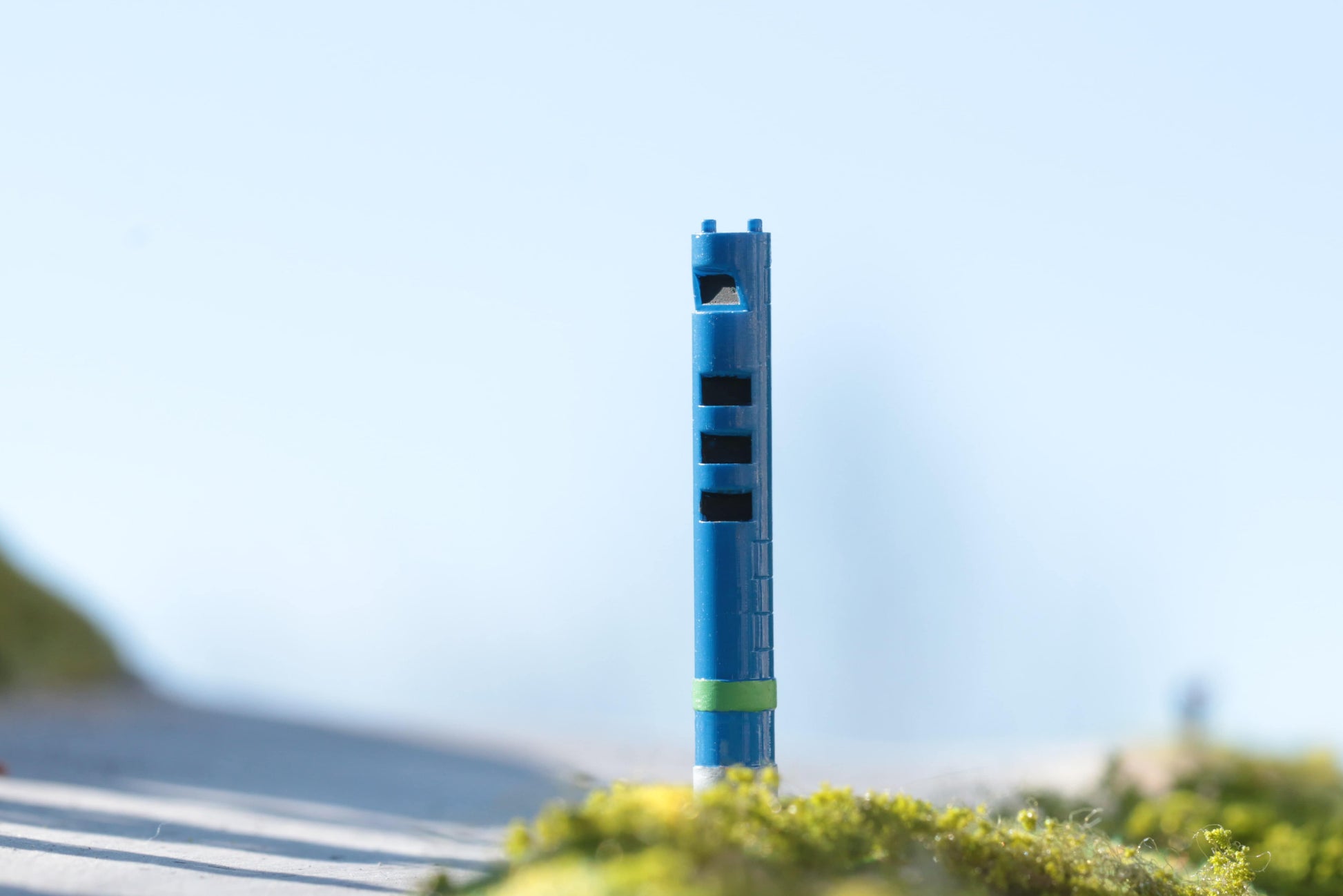 Im Abendlicht einer Landstraße steht eine detaillierte LKW Mautsäule im Maßstab H0 1:87 von DorrModellbau