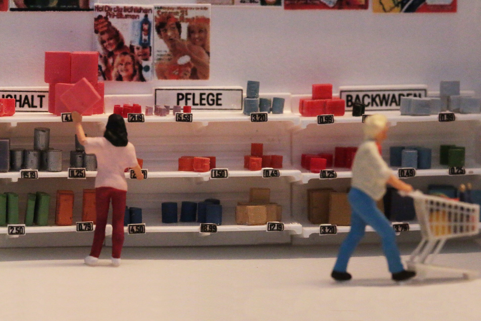 Ladenregal von DorrModellbau zur Inneneinrichtung von Modell Häusern und Ladengeschäften.