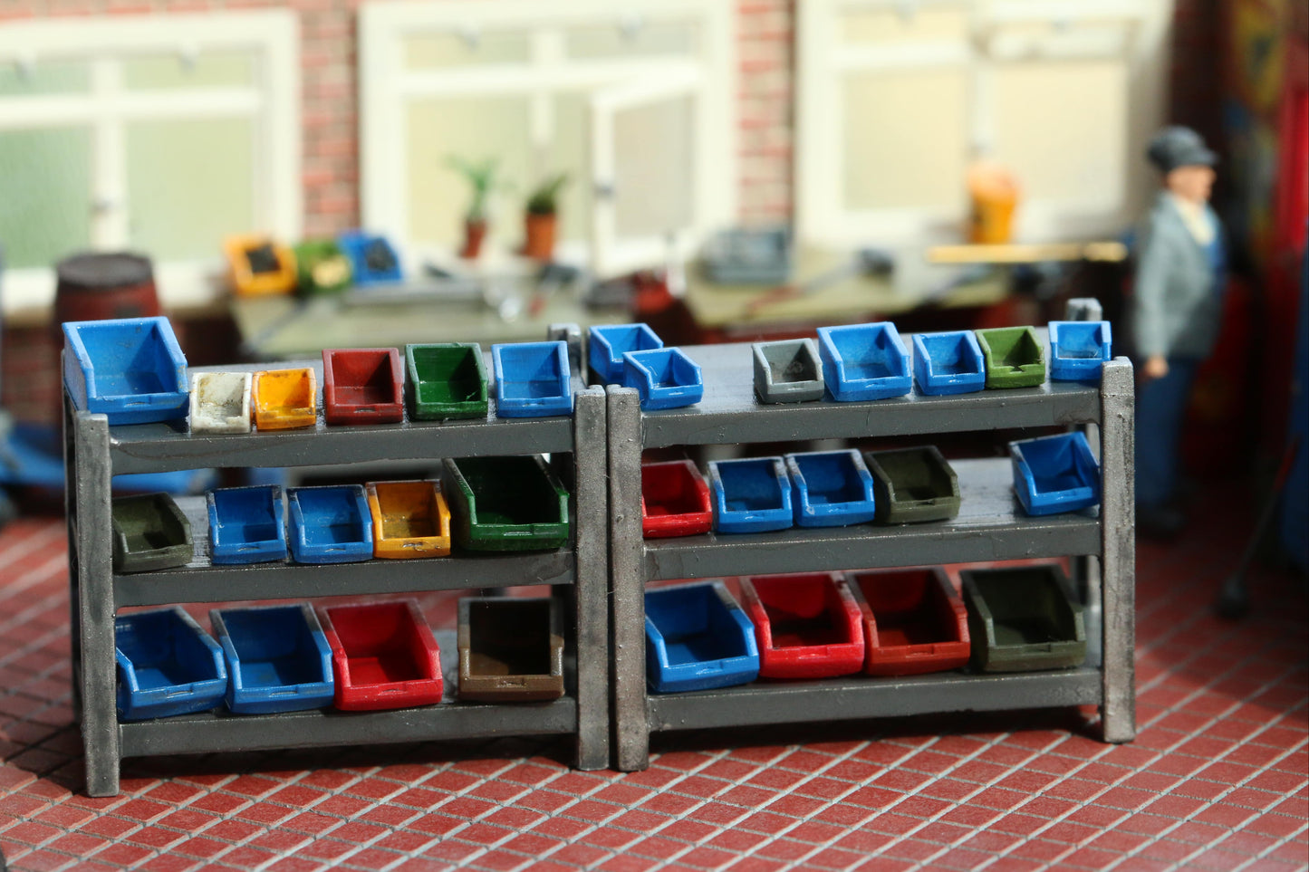 Lagerkästen und Regale von Dorr Modellbau in einer Werkstattumgebung in H0 1:87