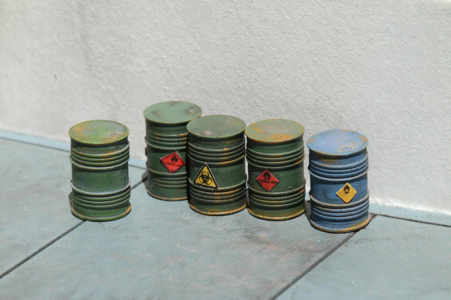 Maßstabsgetreue Dorr Modellbau Ölfässer in H0 1:87 mit Alterung in Rostfarben im Industrie Umfeld