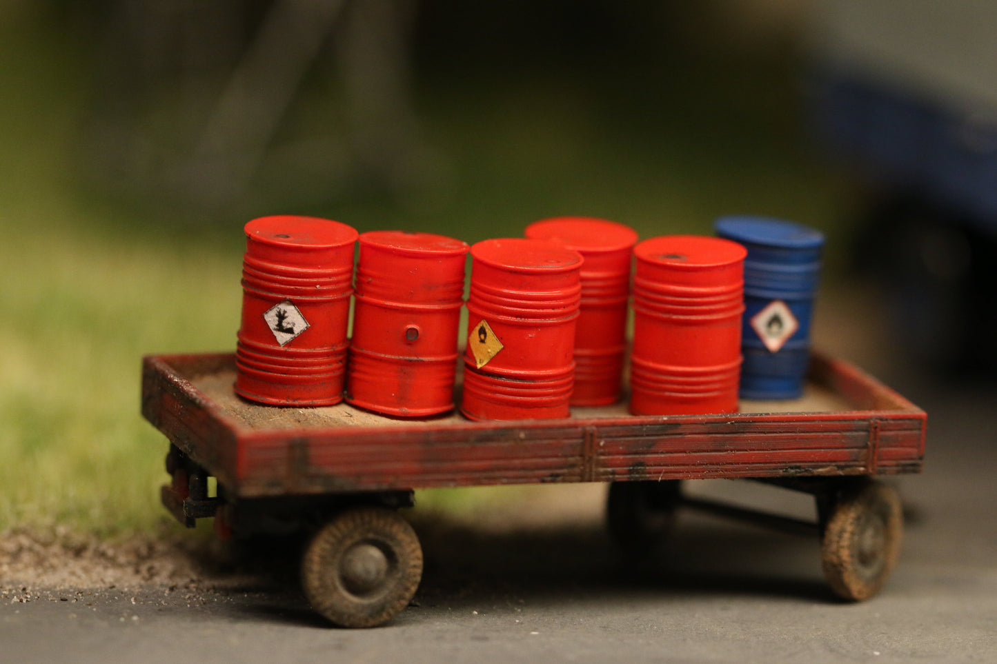 Rote Dorr Modellbau Ölfässer in H0 1:87 auf einem Anhänger
