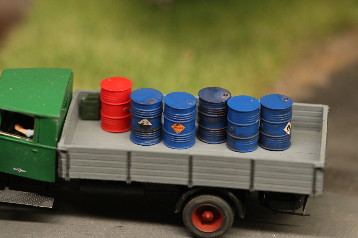 Maßstabsgetreue, detaillierte Ölfässer in H0 (1:87) von Dorr Modellbau auf LKW Ladefläche