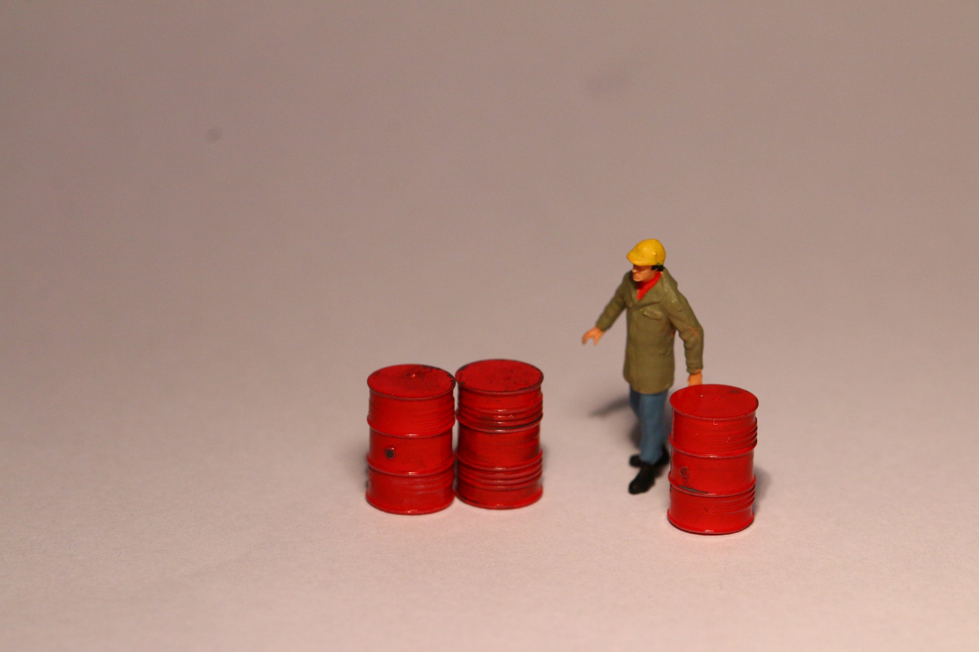 Maßstabsgetreue, detaillierte Ölfässer in H0 (1:87) von Dorr Modellbau Gestaltung mit Arbeiter