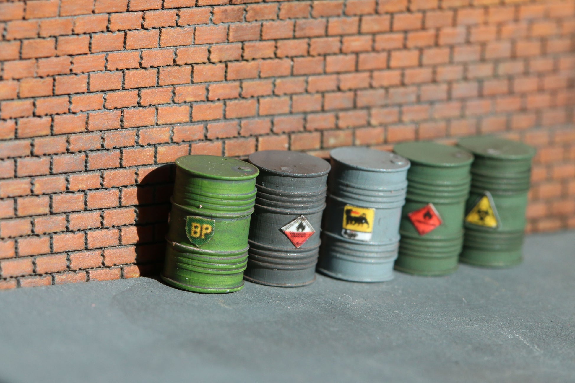 Maßstabsgetreue, detaillierte Ölfässer in H0 (1:87) von Dorr Modellbau  Gestaltungsvorschlag mit Etiketten