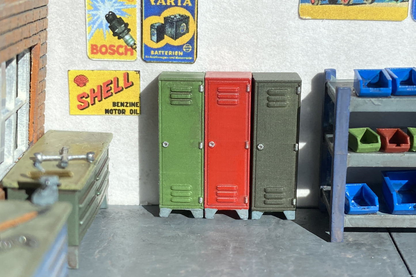 maßstabsgetreue Modellbausatz Metallspinde von Dorr Modellbau in H0 1:87 in einer Werkstatt