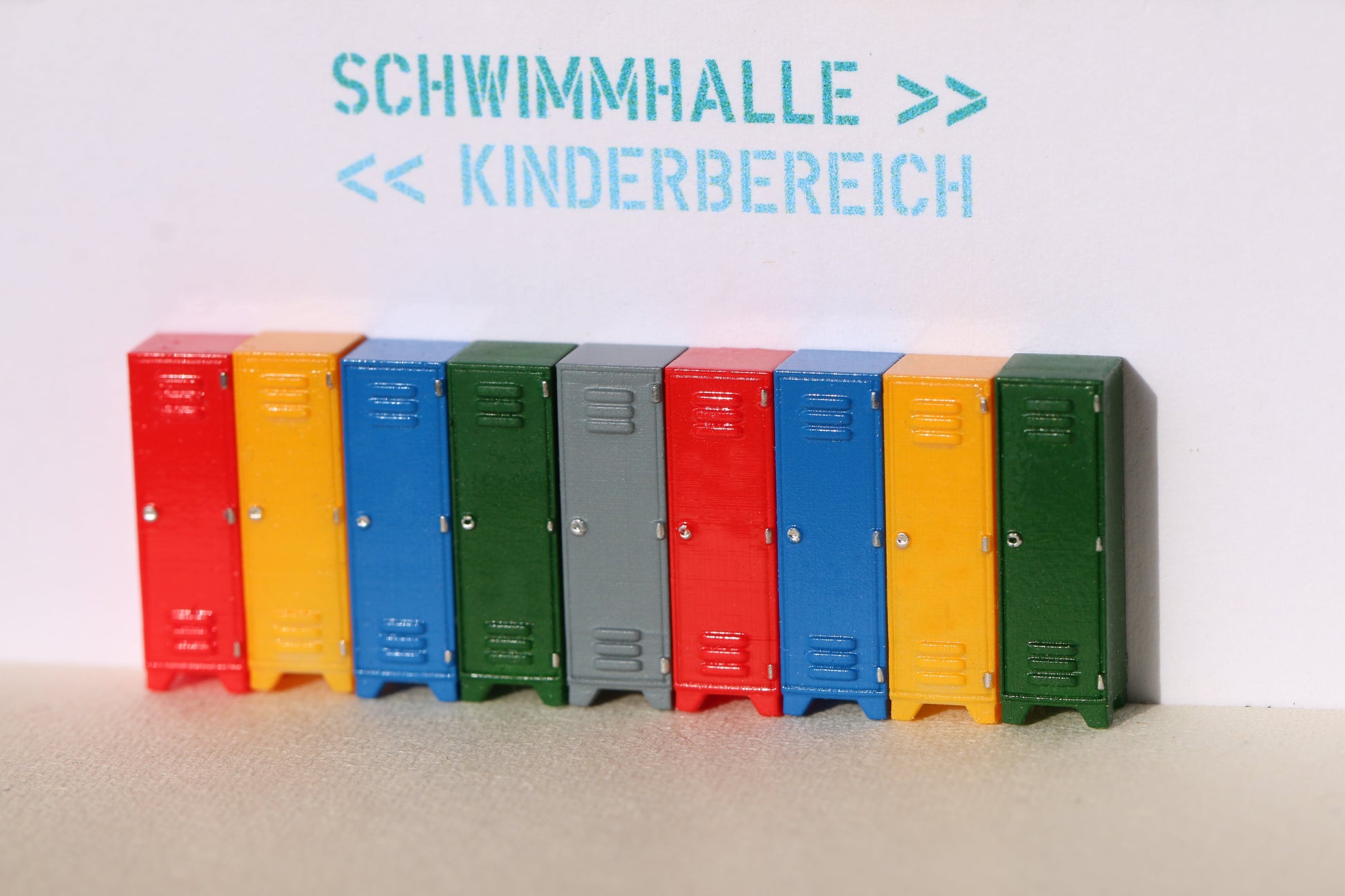 Gestaltungsbeispiel für maßstabsgetreue Modellbausatz Metallspinde von Dorr Modellbau in H0 1:87