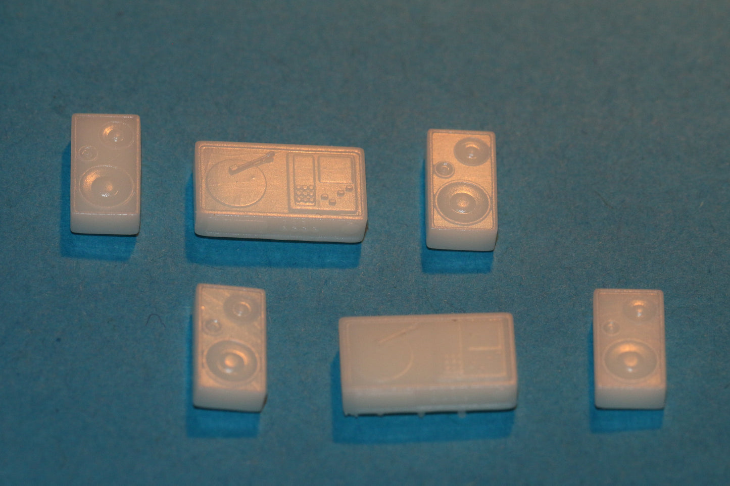 Lieferumfang Modellbausatz Stereoanlage mit Plattenspieler von Dorr Modellbau in H0 1:87