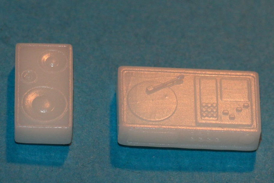 Detailansicht für maßstabsgetreuen Modellbausatz Stereoanlage mit Plattenspieler von Dorr Modellbau in H0 1:87