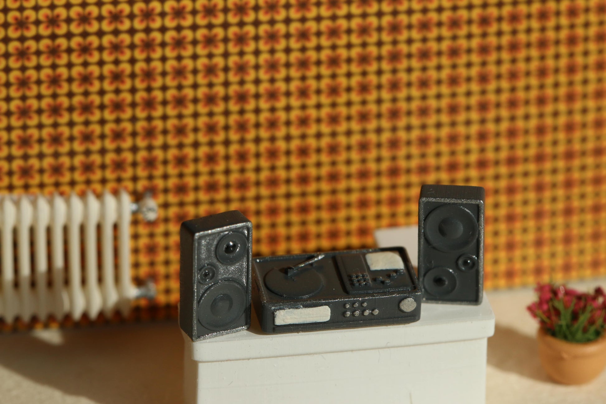 Gestaltungsbeispiel für maßstabsgetreuen Modellbausatz Stereoanlage mit Plattenspieler von Dorr Modellbau in H0 1:87