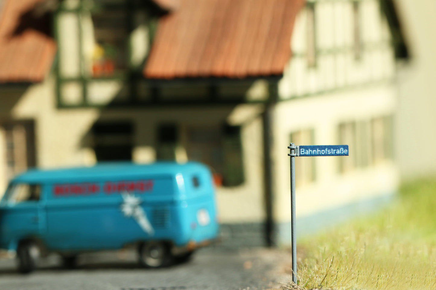 Hochdetaillierter Bausatz für Strassennamen Schilder mit Klassiker Namen wie der Bahnhofsstraße von Dorr Modellbau