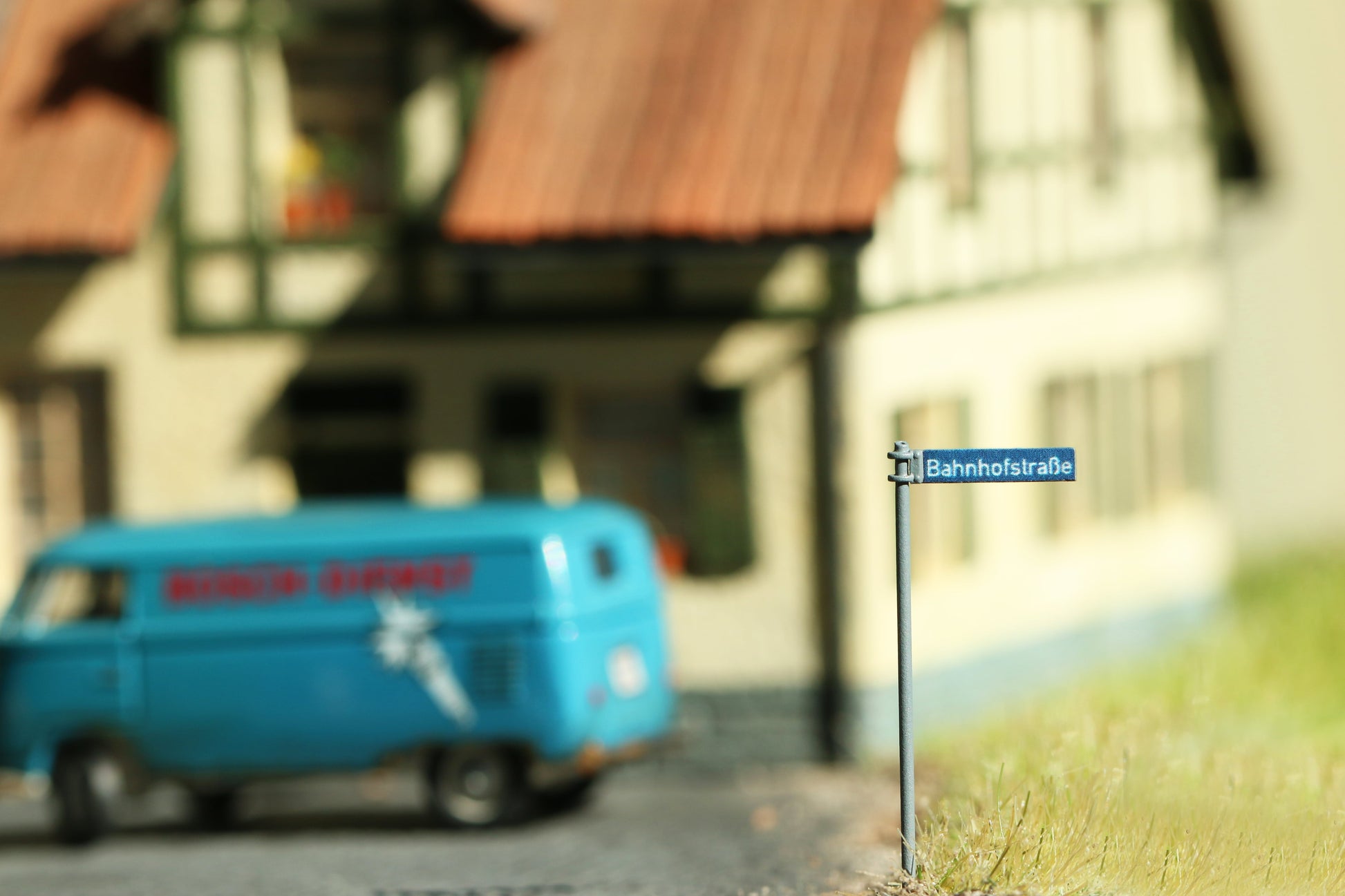 Hochdetaillierter Bausatz für Strassennamen Schilder mit Klassiker Namen wie der Bahnhofsstraße von Dorr Modellbau