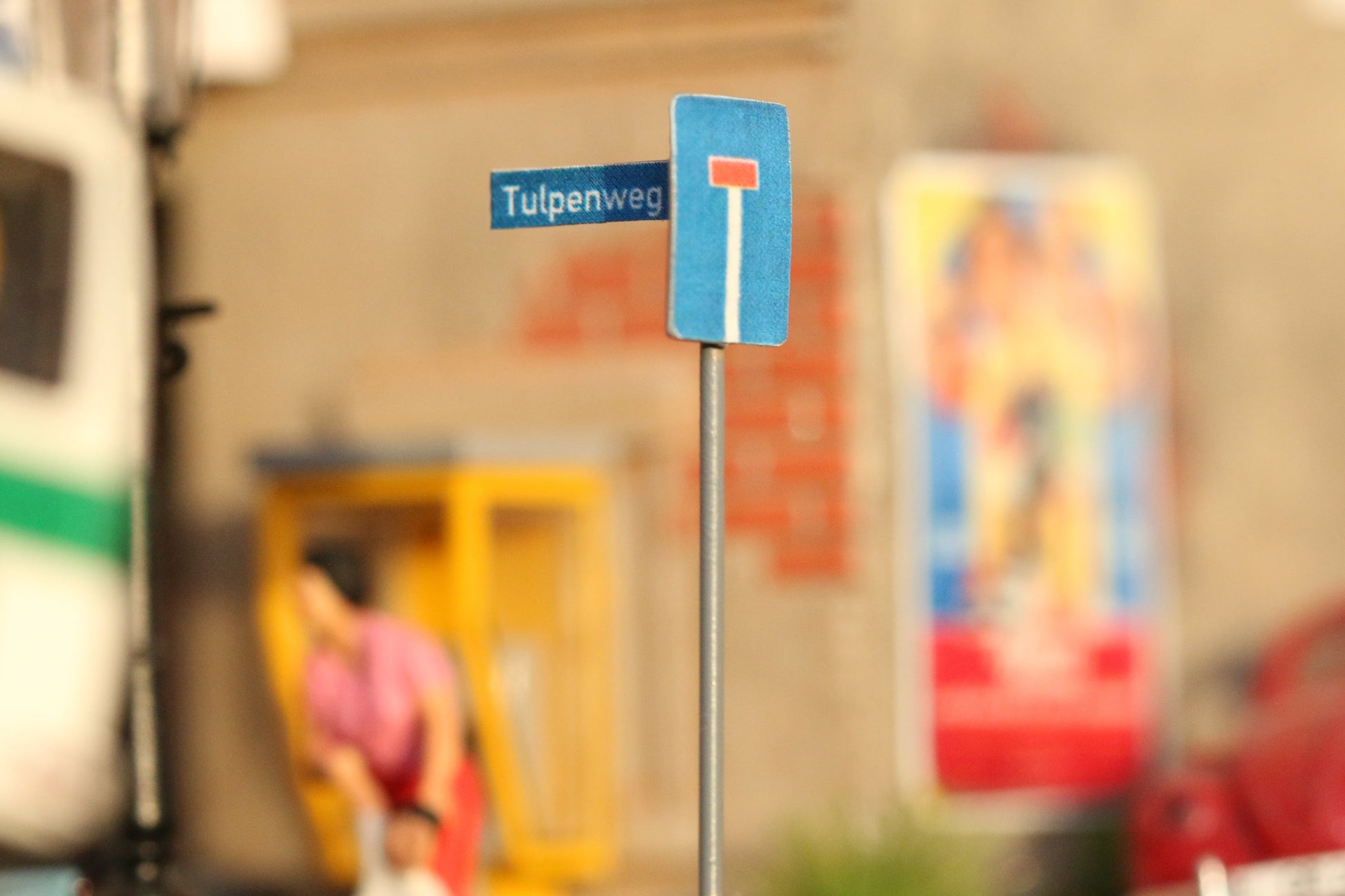 Hochdetaillierter Bausatz für Strassennamen Schilder mit verschiedenen Blumennamen von Dorr Modellbau im Maßstab H0 1:87