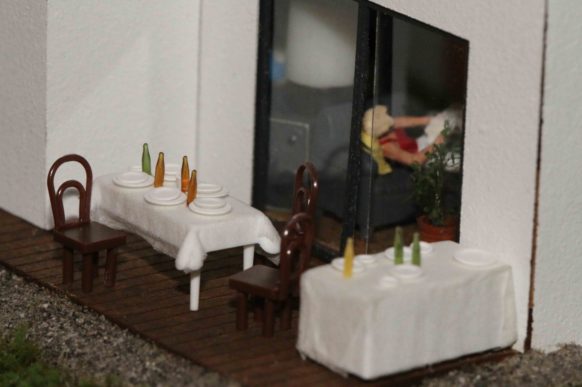 Gestaltungsvorschlag - DorrModellbau Teller-Set Bausatz auf einem Tisch auf der Terrasse eines Modellhauses