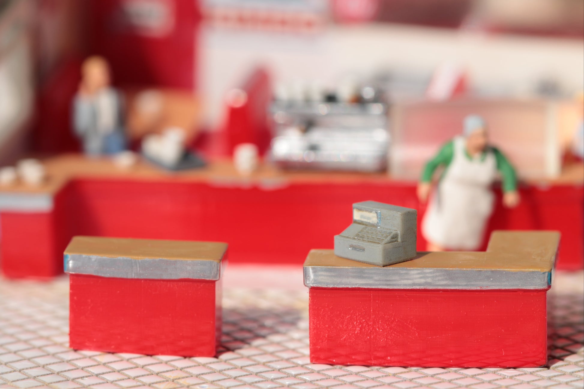 Theken und Kassen von DorrModellbau ergänzen ein Cafe im Maßstab H0