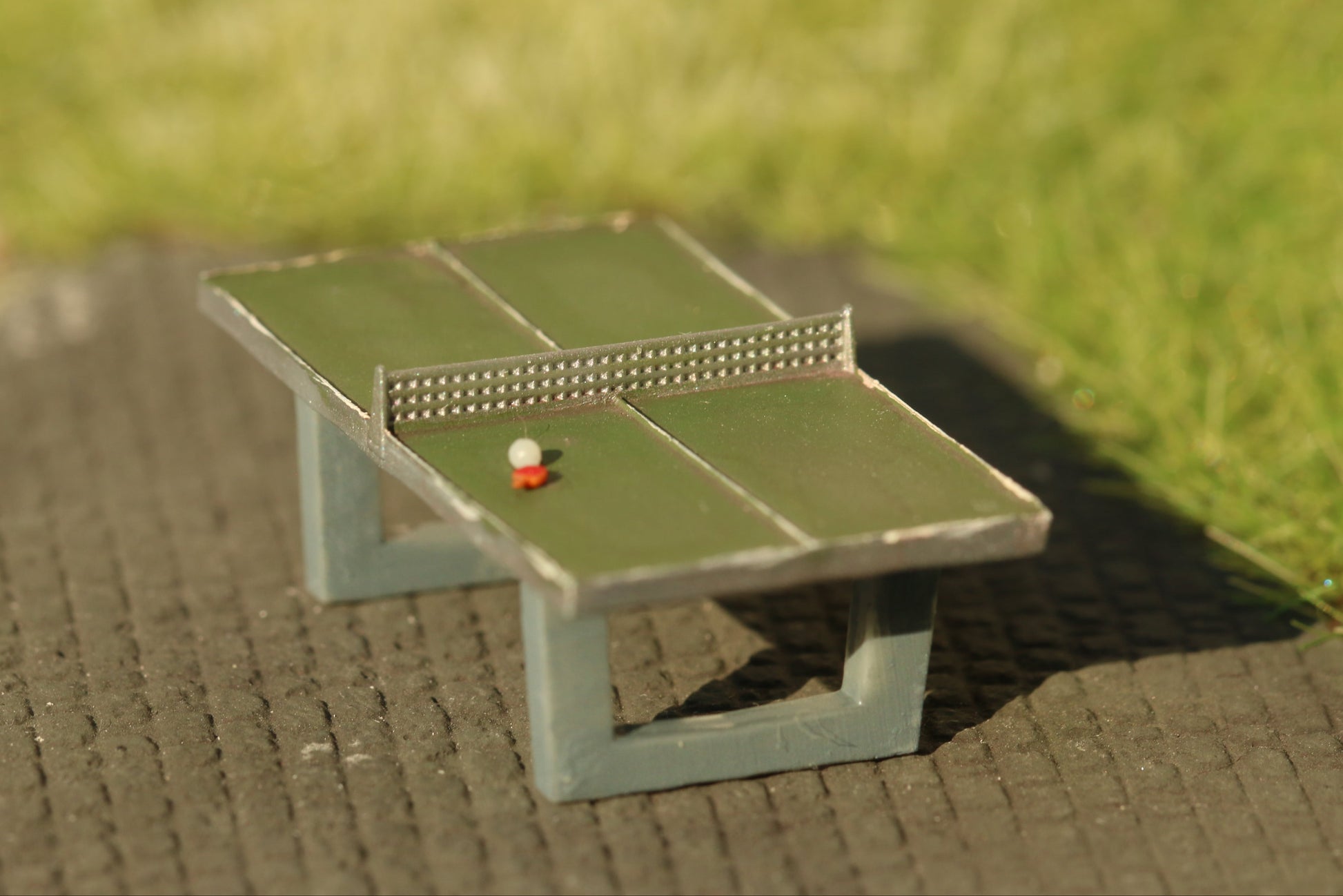 Extrem detaillierte Tischtennisplatte im Maßstab H0 von DorrModellbau