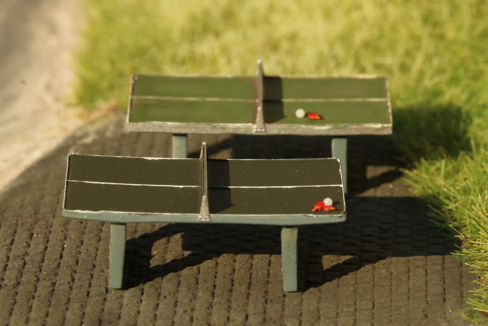 Detaillierte Tischtennisplatten im Maßstab h= von DorrModellbau