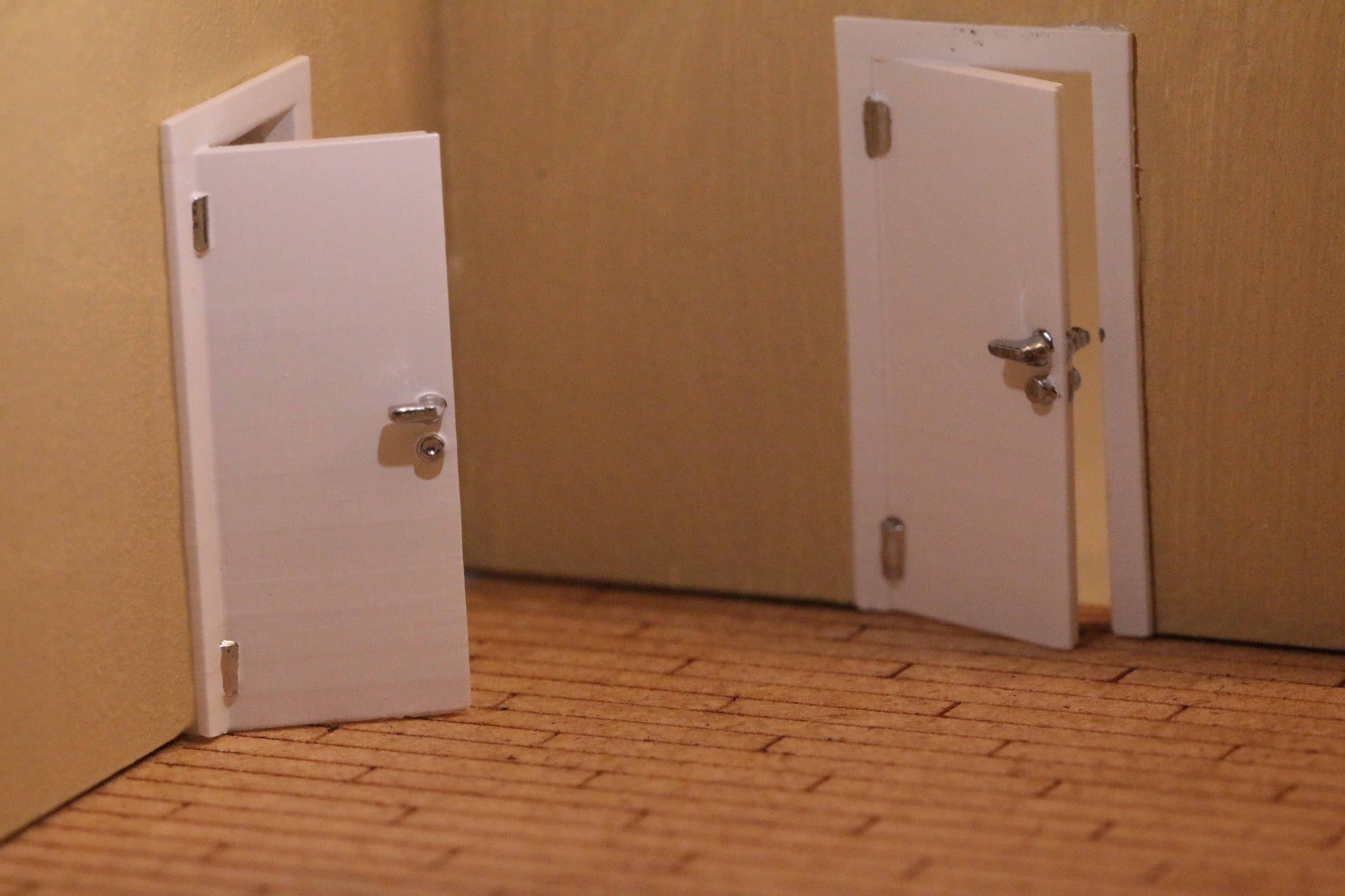 Einbaubeispiel DorrModellbau Türen für Zimmer in einem H0 Gebäude