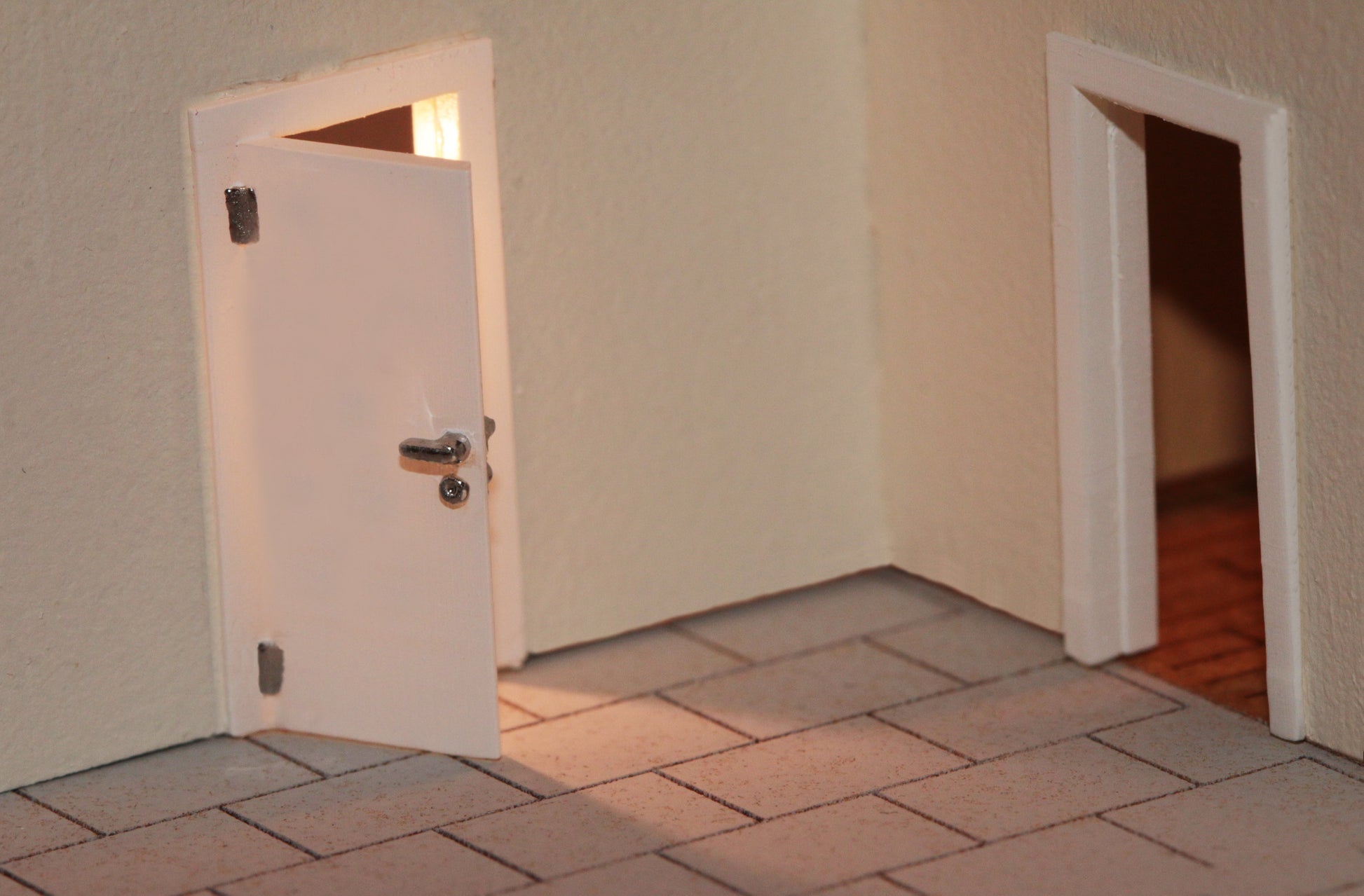 Lichteffekte bei eingebauten DorrModellbau Türen für das Interieur in einem H0 Gebäude