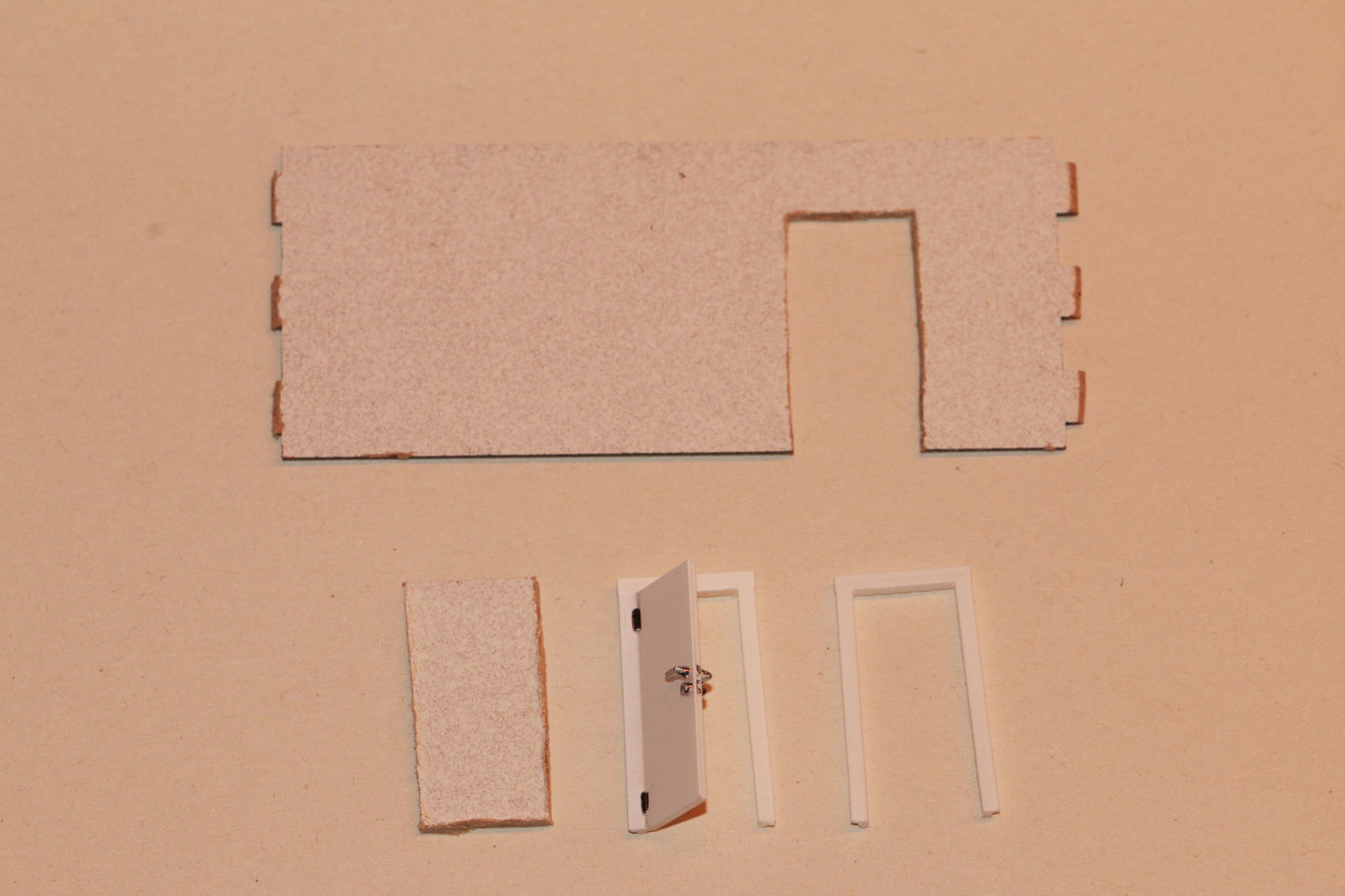 Einbaubeispiel DorrModellbau Türen für Zimmer in einem H0 Gebäude der KIBRI Serie Kubushäuser